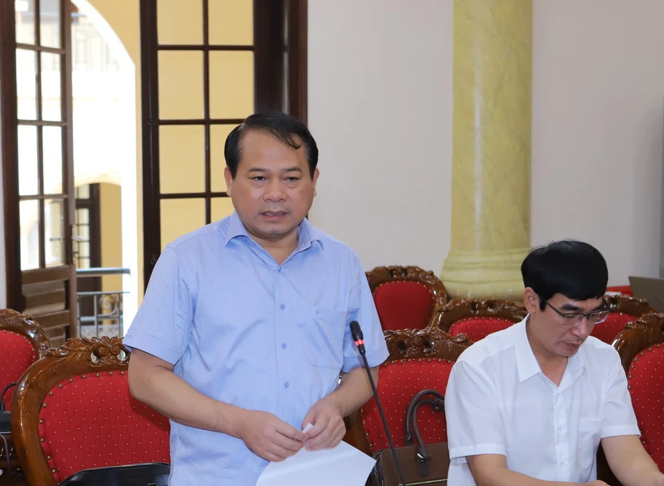 Trao huy hiệu Đảng cho các đồng chí nguyên lãnh đạo tỉnh và lãnh đạo tỉnh