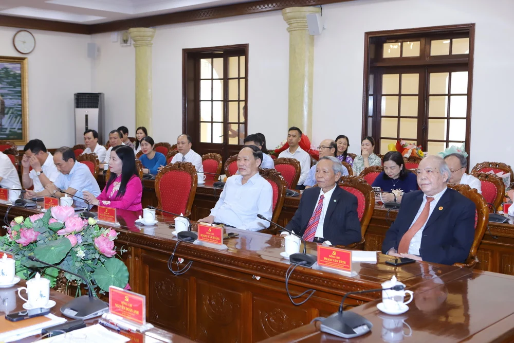 Trao huy hiệu Đảng cho các đồng chí nguyên lãnh đạo tỉnh và lãnh đạo tỉnh