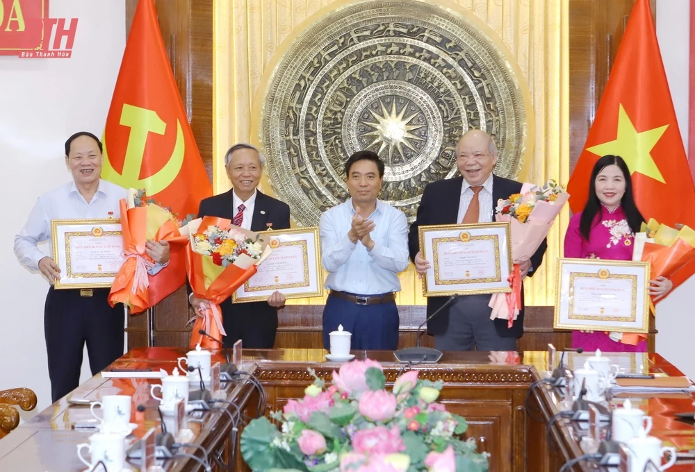 Trao huy hiệu Đảng cho các đồng chí nguyên lãnh đạo tỉnh và lãnh đạo tỉnh