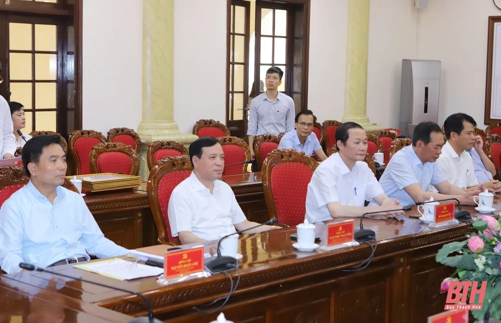 Trao huy hiệu Đảng cho các đồng chí nguyên lãnh đạo tỉnh và lãnh đạo tỉnh