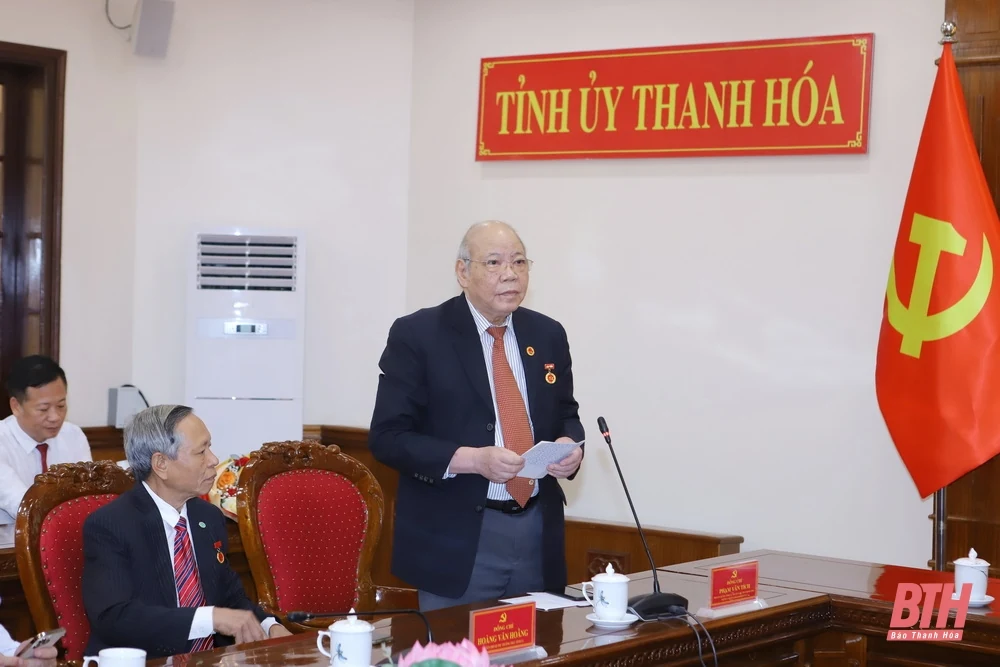 Trao huy hiệu Đảng cho các đồng chí nguyên lãnh đạo tỉnh và lãnh đạo tỉnh