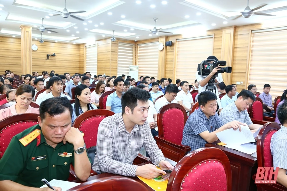 Phó Bí thư Thường trực Tỉnh ủy, Chủ tịch HĐND tỉnh, Trưởng Đoàn ĐBQH tỉnh Lại Thế Nguyên tiếp xúc cử tri huyện Ngọc Lặc