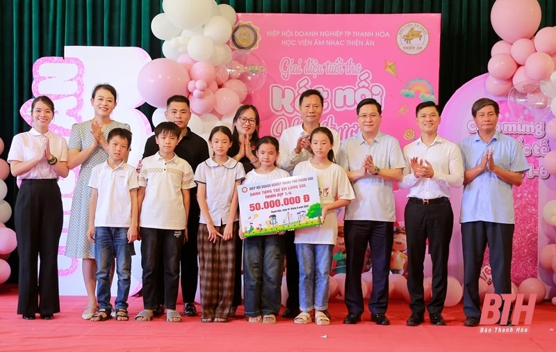 Trao quà cho các em nhỏ Làng trẻ em SOS Thanh Hóa