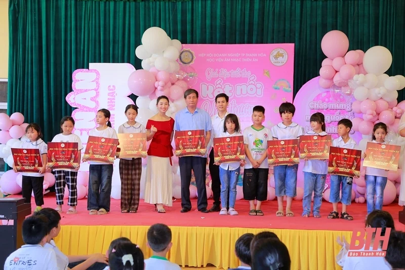 Trao quà cho các em nhỏ Làng trẻ em SOS Thanh Hóa