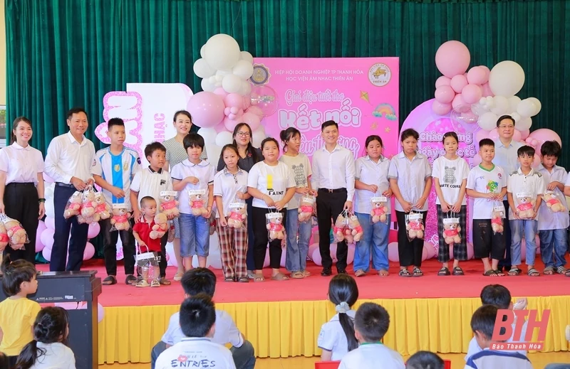 Trao quà cho các em nhỏ Làng trẻ em SOS Thanh Hóa