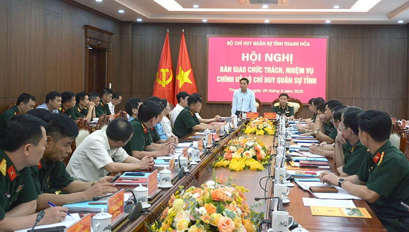 Bàn giao chức trách, nhiệm vụ Chính ủy Bộ Chỉ huy Quân sự tỉnh Thanh Hóa