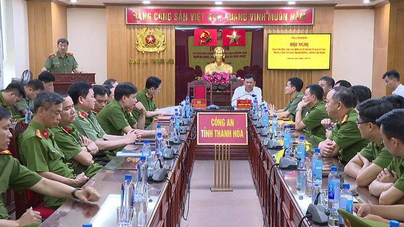 Biểu dương các tập thể, cá nhân có thành tích xuất sắc trong đấu tranh phòng, chống tội phạm