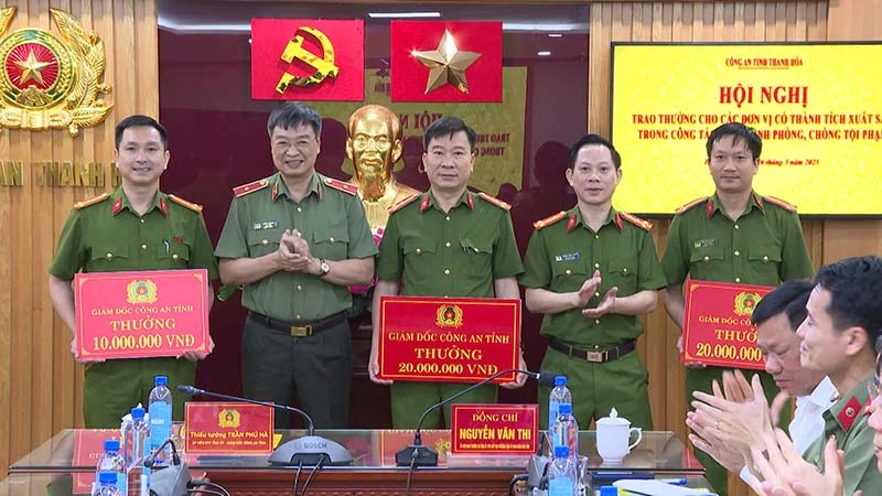 Biểu dương các tập thể, cá nhân có thành tích xuất sắc trong đấu tranh phòng, chống tội phạm