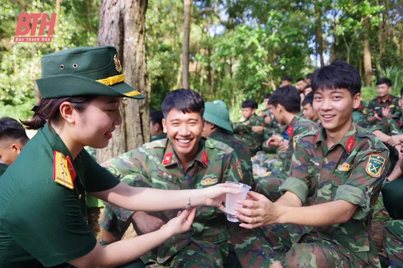 “Bát nước thao trường” ấm lòng chiến sĩ