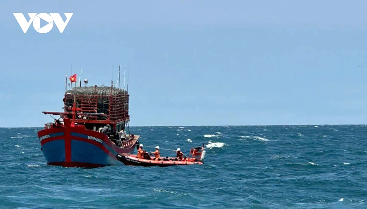 Sức khỏe toàn bộ các thuyền viên tàu chở than bị chìm trên biển Hà Tĩnh ổn định