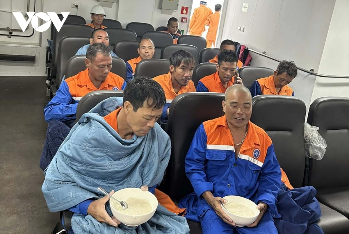 Sức khỏe toàn bộ các thuyền viên tàu chở than bị chìm trên biển Hà Tĩnh ổn định