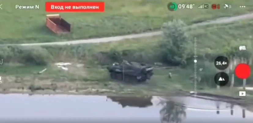 Lính Nga cướp xe bọc thép của Ukraine