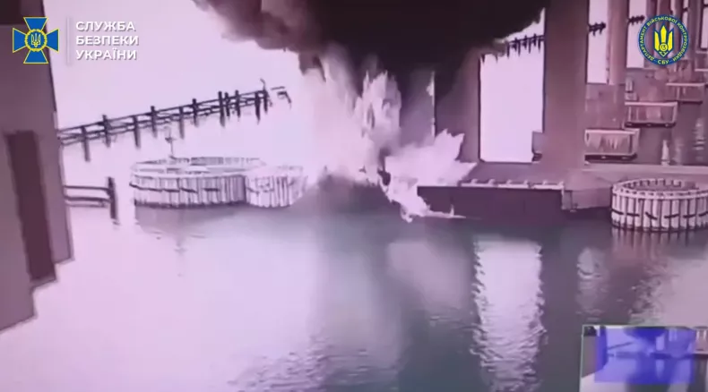 Cầu Crimea của Nga bị đánh bom, Ukraine nhận trách nhiệm