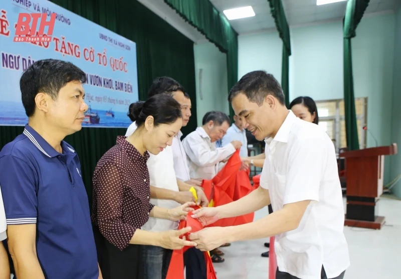 Trao 2.000 lá cờ tổ quốc cho ngư dân thị xã Nghi Sơn vươn khơi, bám biển