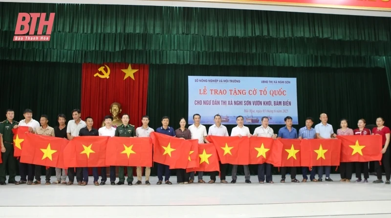 Trao 2.000 lá cờ tổ quốc cho ngư dân thị xã Nghi Sơn vươn khơi, bám biển