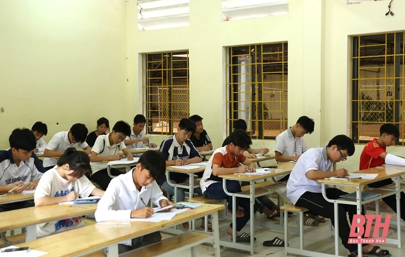 Kỷ luật phòng thi tiếp tục được siết chặt trong buổi thi môn Toán