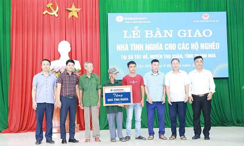 Công ty Nhiệt điện Nghi Sơn trao tặng nhà tình nghĩa cho các hộ nghèo tại xã Tây Hồ (Thọ Xuân) 