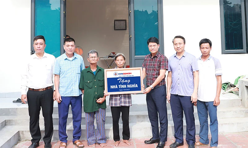 Công ty Nhiệt điện Nghi Sơn trao tặng nhà tình nghĩa cho các hộ nghèo tại xã Tây Hồ (Thọ Xuân) 