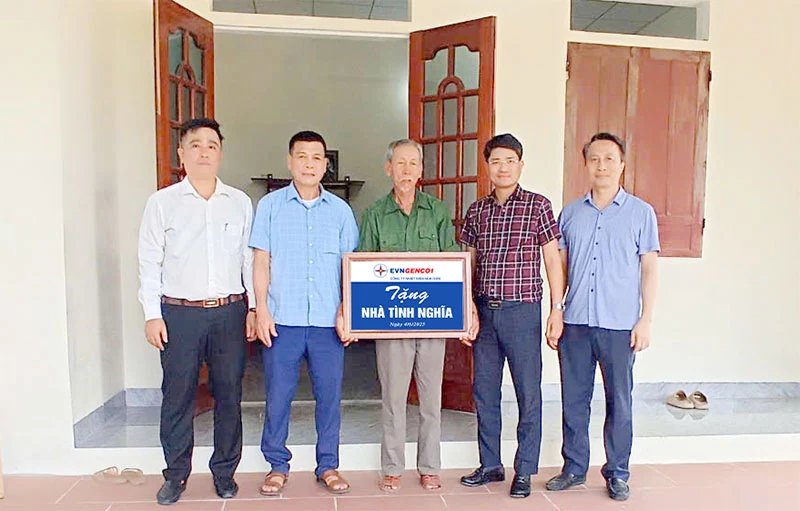 Công ty Nhiệt điện Nghi Sơn trao tặng nhà tình nghĩa cho các hộ nghèo tại xã Tây Hồ (Thọ Xuân) 