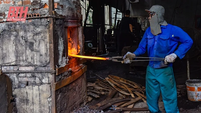 Mưu sinh giữa hai “lưới lửa”