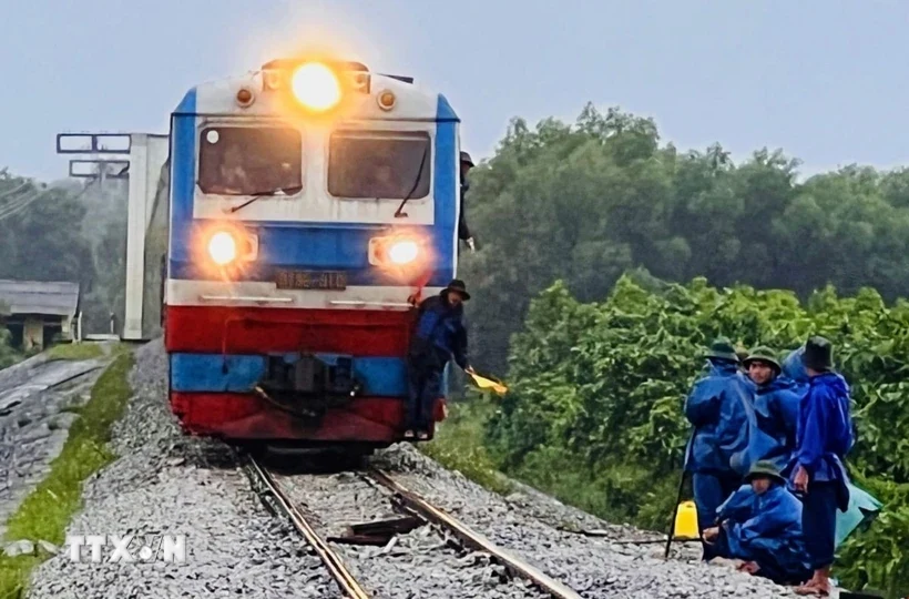 Ngăn chặn hành vi ném đất, đá, chất bẩn lên tàu trên các tuyến đường sắt
