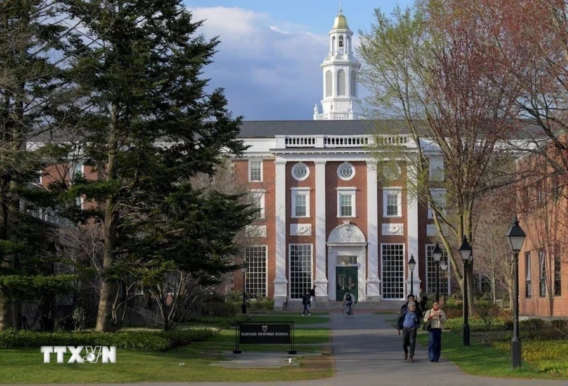 Tổng thống Mỹ ký sắc lệnh hạn chế cấp visa cho sinh viên quốc tế tới Harvard
