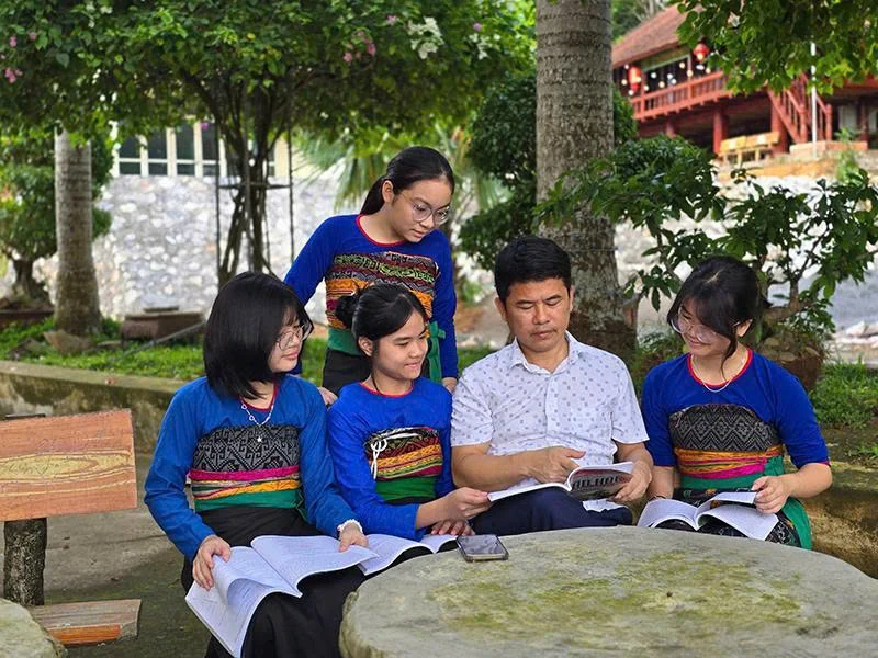 Thầy giáo vùng cao tâm huyết với sự nghiệp trồng người