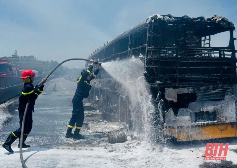 Dập tắt đám cháy xe khách trên cao tốc Bắc - Nam