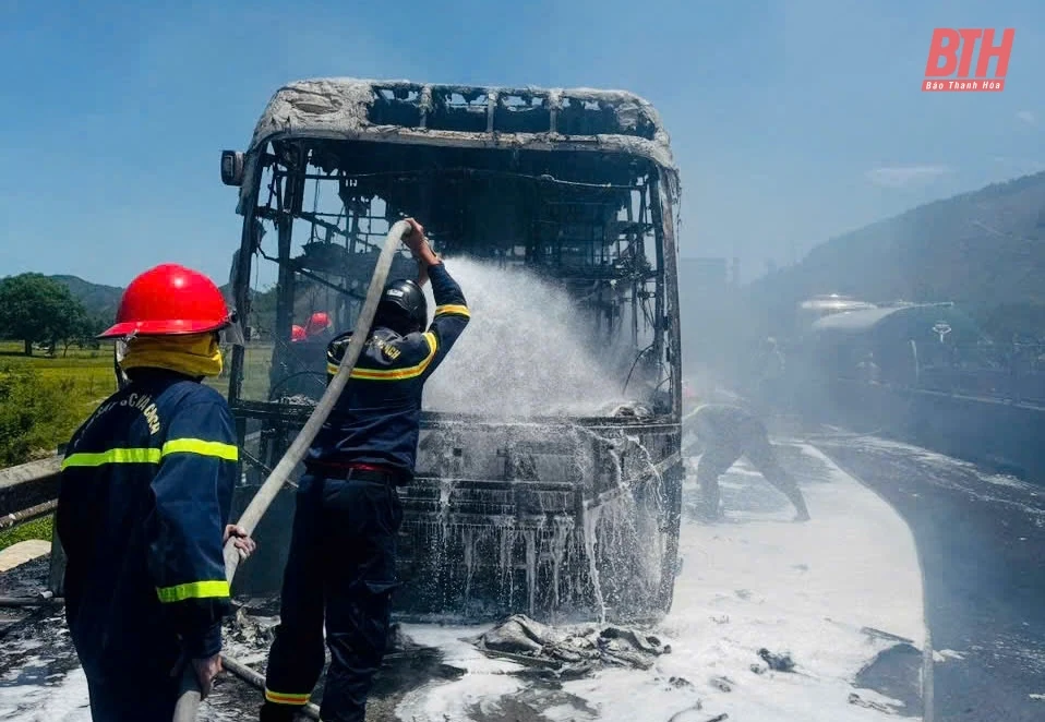 Dập tắt đám cháy xe khách trên cao tốc Bắc - Nam