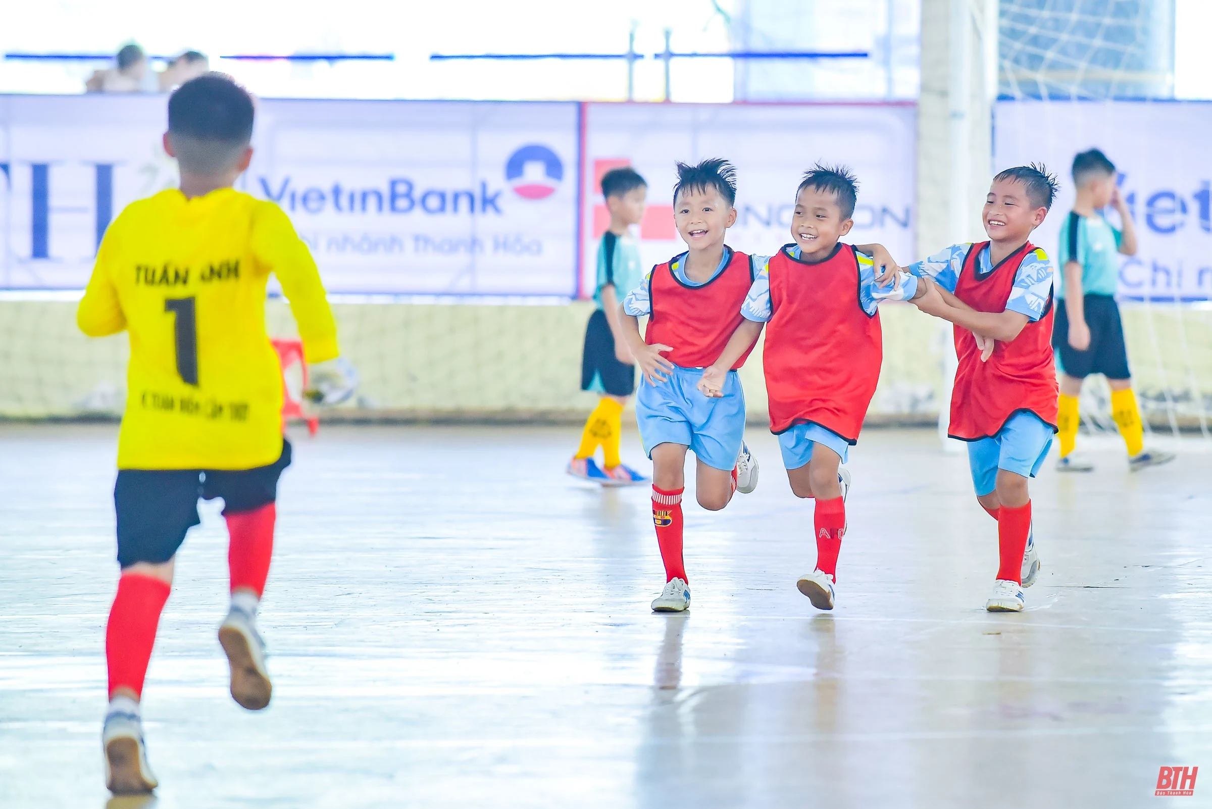 Giải Bóng đá Nhi đồng Báo Thanh Hoá lần thứ IV: Rực lửa trận “chung kết sớm” lứa tuổi U10