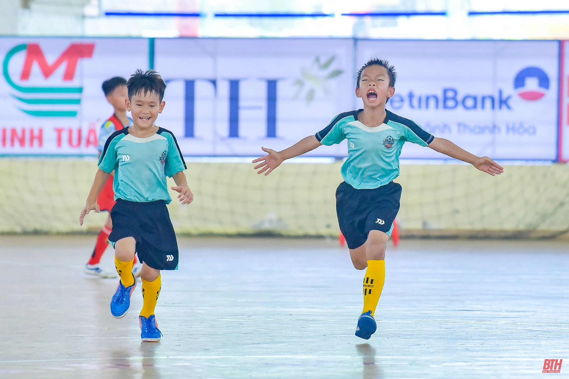 Giải Bóng đá Nhi đồng Báo Thanh Hoá lần thứ IV: Rực lửa trận “chung kết sớm” lứa tuổi U10