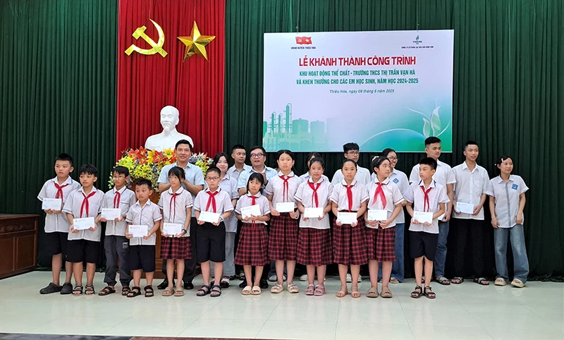 Khánh thành Khu hoạt động thể chất Trường THCS Thị trấn Vạn Hà 