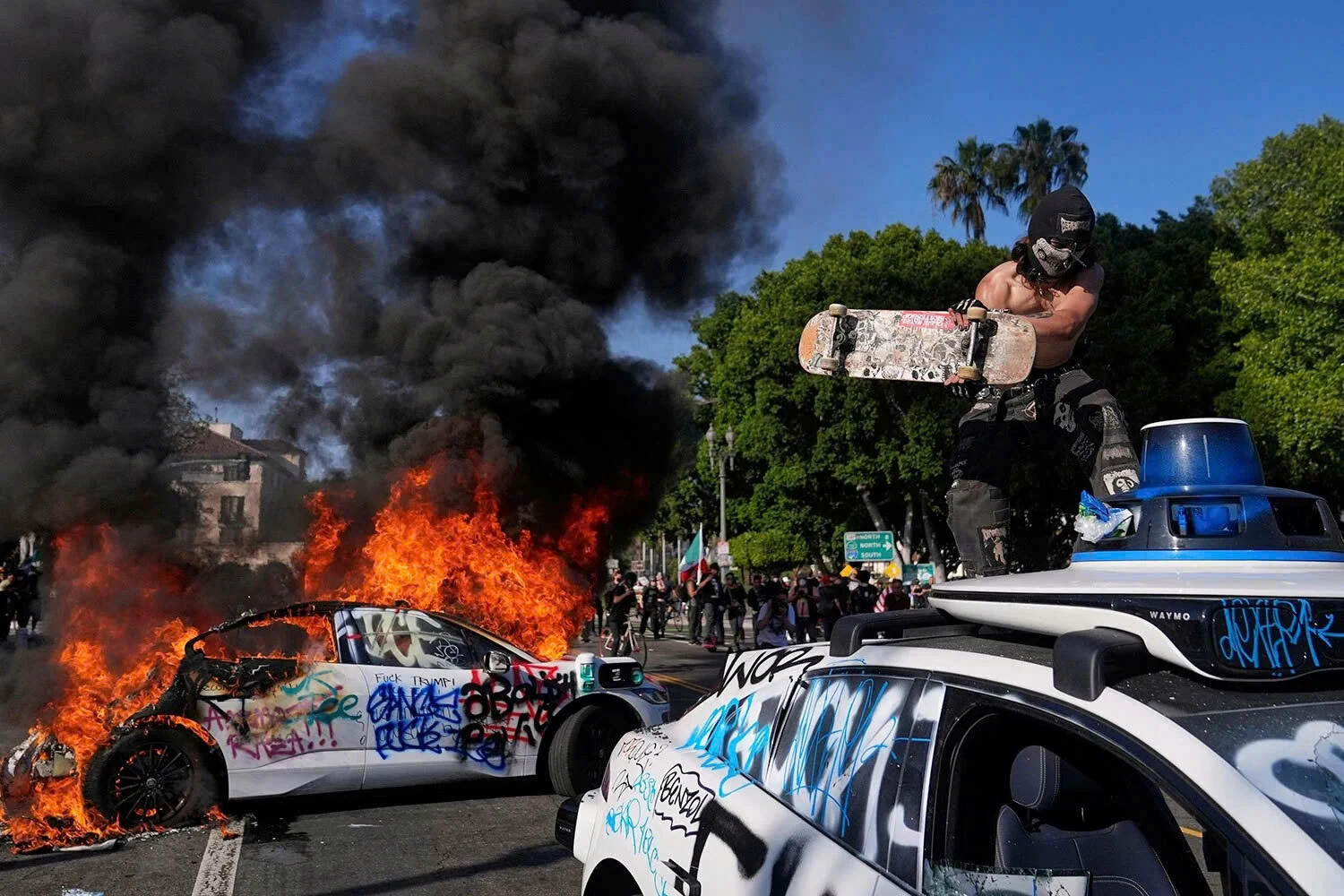 Ngọn lửa từ Los Angeles: Khi nhập cư trở thành chiến tuyến chính trị