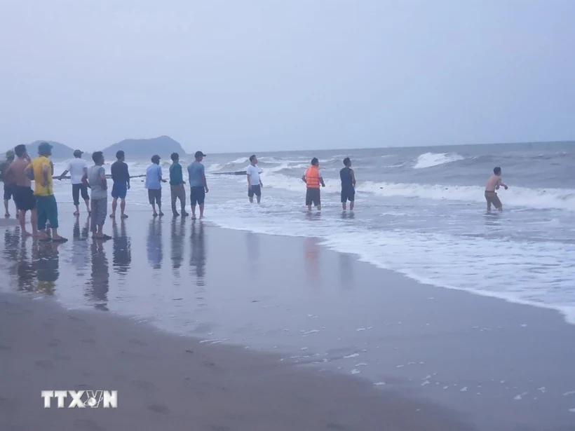 Nghệ An: Cứu hộ thành công hơn 20 người nguy cơ bị đuối nước tại biển Cửa Lò