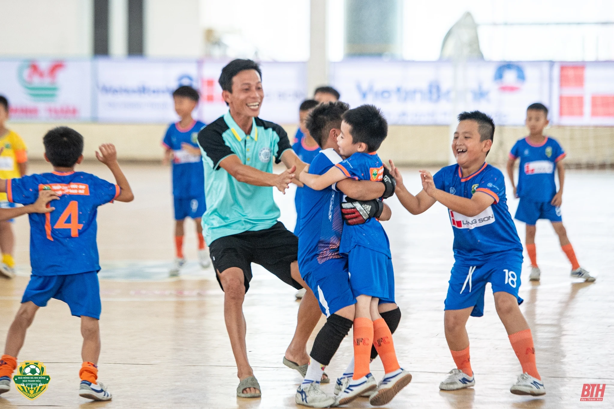 U8 Nghi Sơn đánh bại Như Thanh sau màn rượt đuổi điên rồ, giành vé vào chung kết