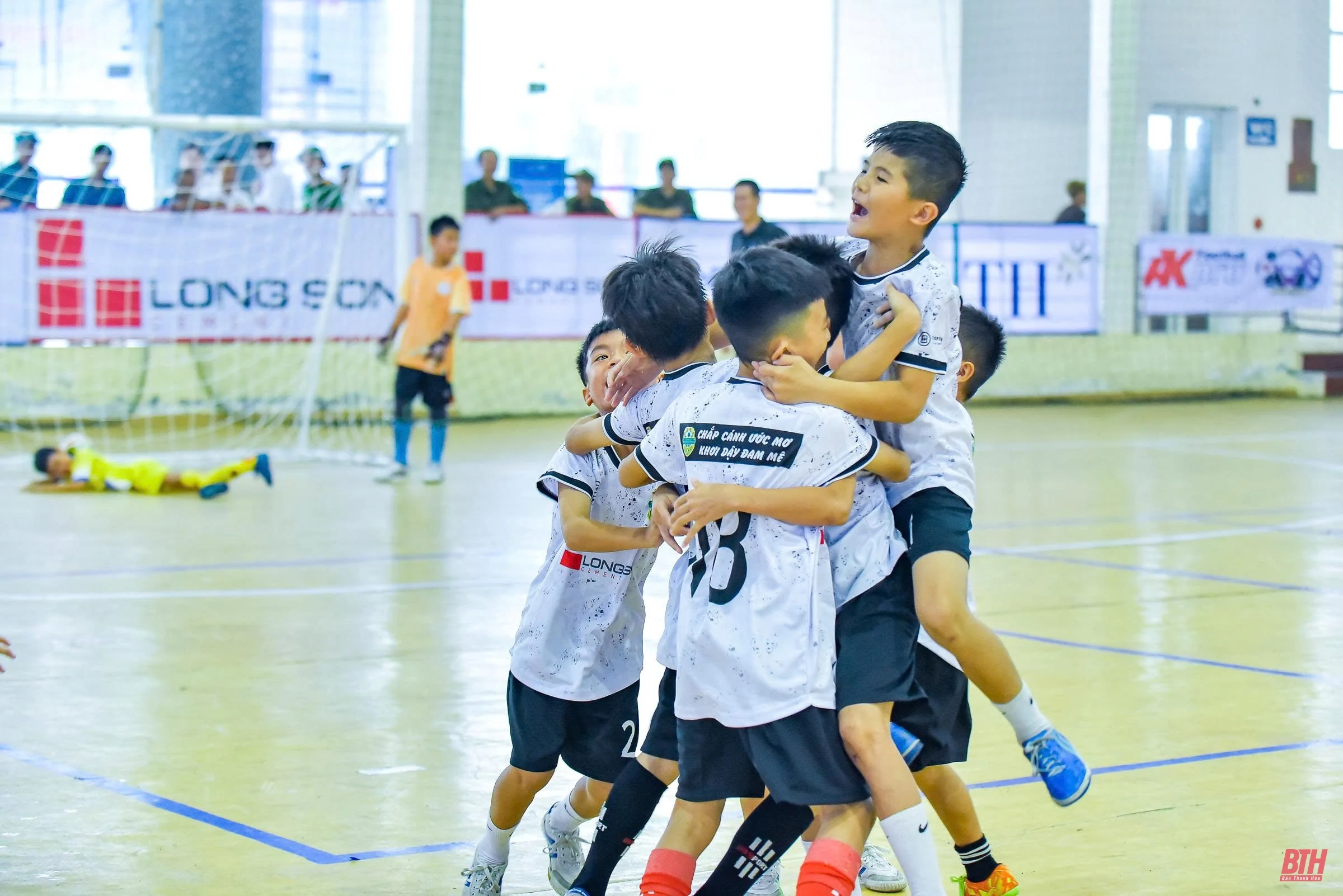 U10 Nghi Sơn đánh bại Thường Xuân trên chấm luân lưu, giành quyền vào chung kết U10