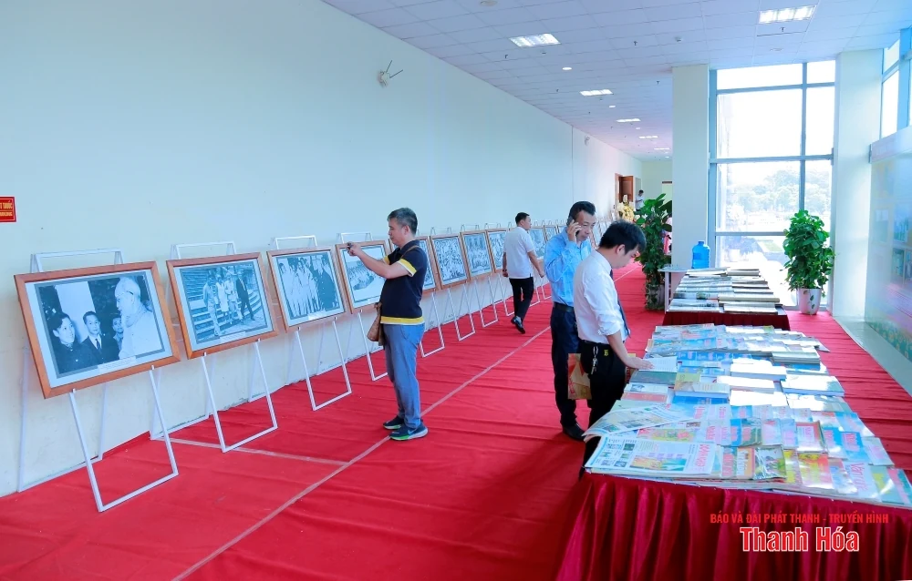 Triển lãm trưng bày hàng chục hiện vật gắn bó với các thế hệ người làm báo xứ Thanh