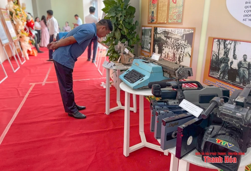 Triển lãm trưng bày hàng chục hiện vật gắn bó với các thế hệ người làm báo xứ Thanh
