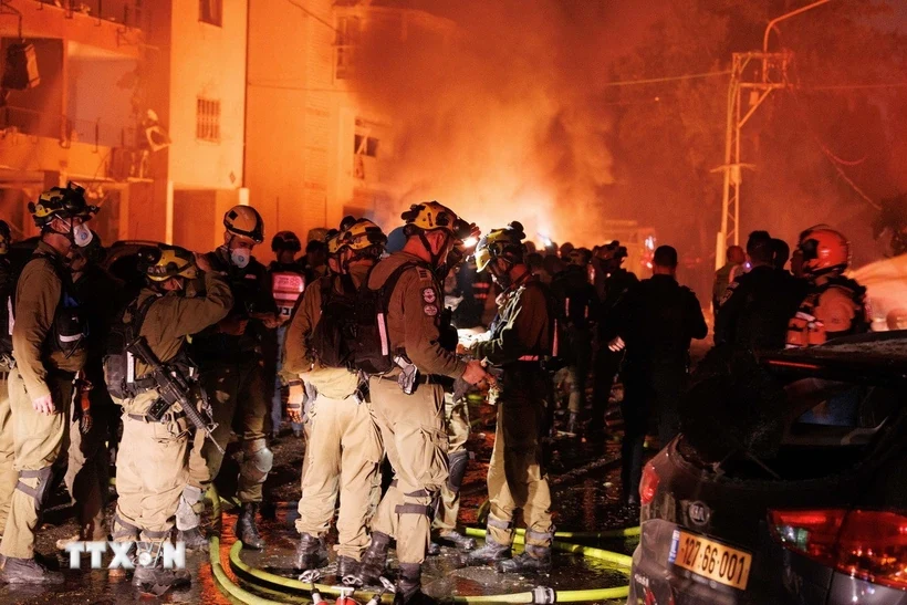 Iran tiến hành đợt tấn công trả đũa thứ ba trong đêm, nhiều người bị thương