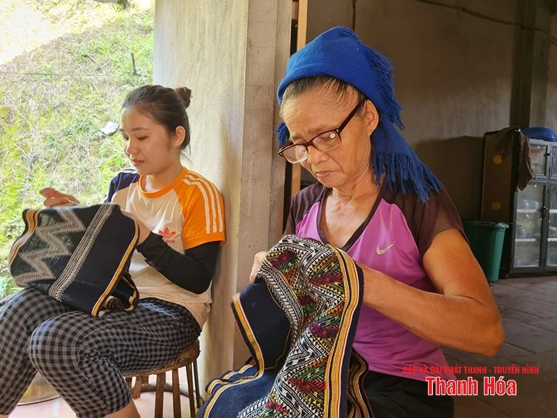 Giữ gìn nghề dệt truyền thống của người Thái xã Xuân Chinh