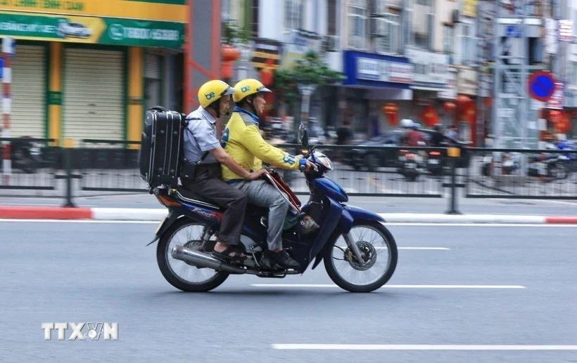 Xử phạt 1.200 nhân viên giao hàng và tài xế công nghệ vi phạm an toàn giao thông