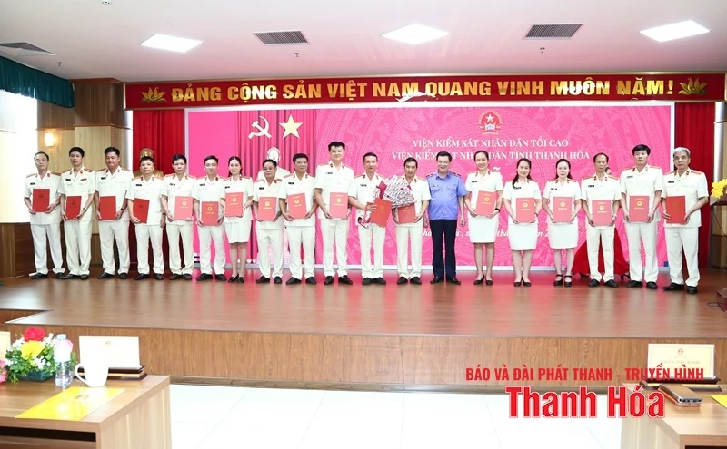Viện Kiểm sát Nhân dân tỉnh công bố và trao quyết định về công tác cán bộ