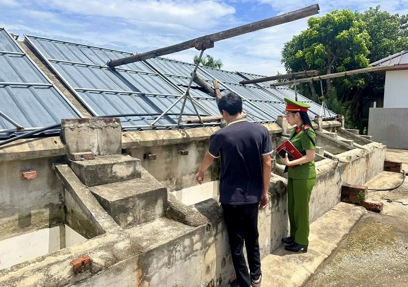 Công an Thanh Hóa vào cuộc, xác minh vụ hàng loạt chai nước mắm bị vứt bỏ bên đường
