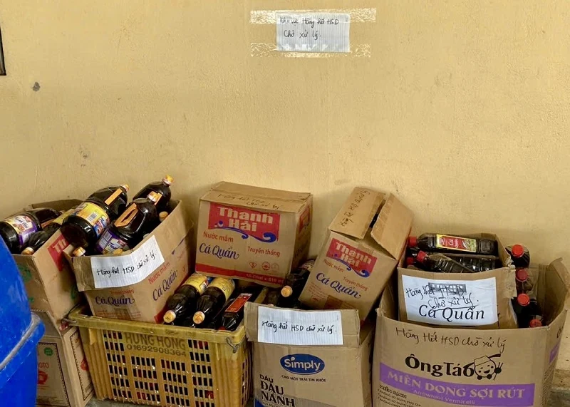 Công an Thanh Hóa vào cuộc, xác minh vụ hàng loạt chai nước mắm bị vứt bỏ bên đường