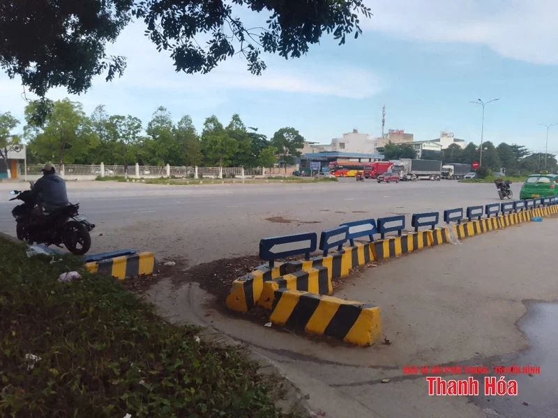 TP Thanh Hóa: Dải phân cách an toàn giao thông bị tháo dỡ, di dời trái phép