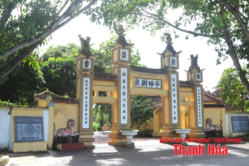 Phía sau cổng làng