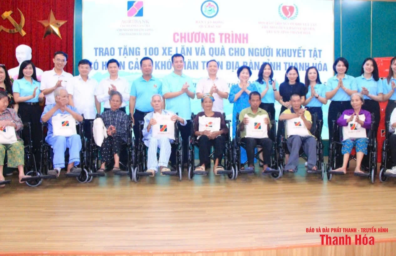 Trao tặng 100 xe lăn cho người khuyết tật tại 5 địa phương của Thanh Hóa