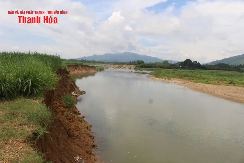 Sạt lở nghiêm trọng bờ sông Âm