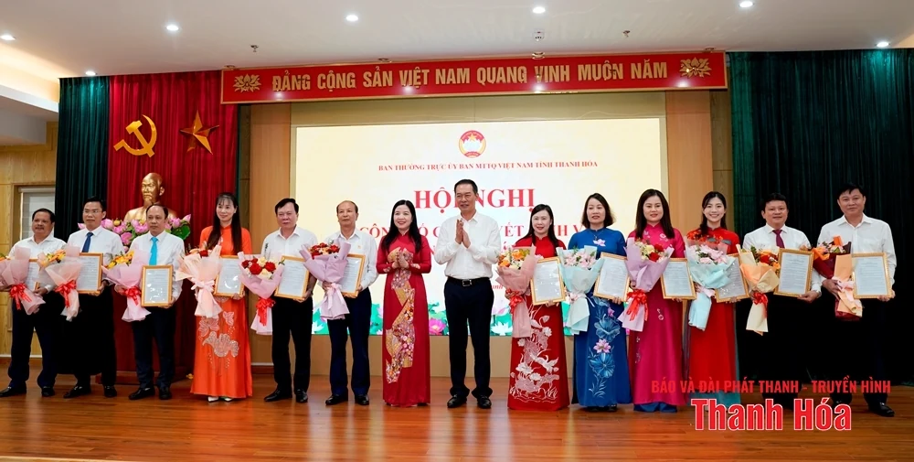 Công bố các quyết định về sắp xếp tổ chức bộ máy, cán bộ Cơ quan Ủy ban MTTQ tỉnh Thanh Hóa