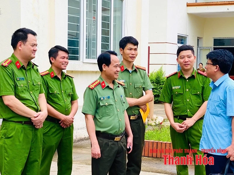 Công an 166 phường, xã ra quân hướng dẫn thủ tục hành chính trong ngày đầu vận hành chính quyền địa phương 2 cấp